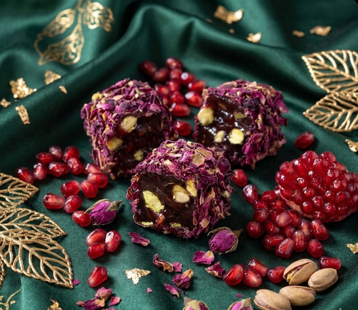 Gül Yapraklı Antep Fıstıklı Narlı Gül Yapraklı Lokum | Premium Türk Lokumu Kesme  500 gr